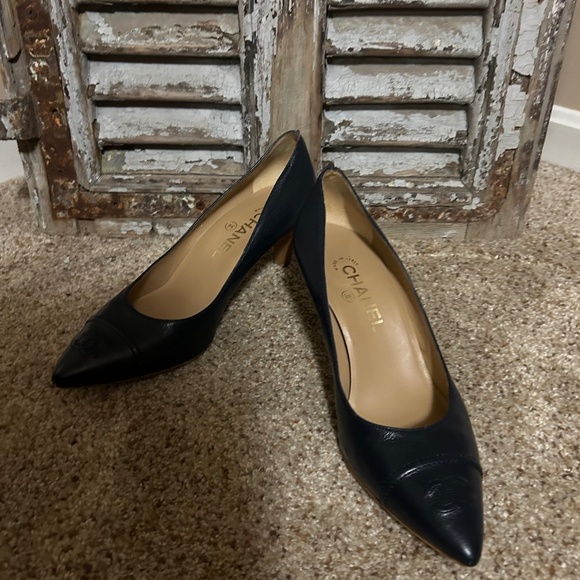 Chanel navy stacked heel pointed toe pumps. Logo on toe. 38.5 - Picture 1 of 14